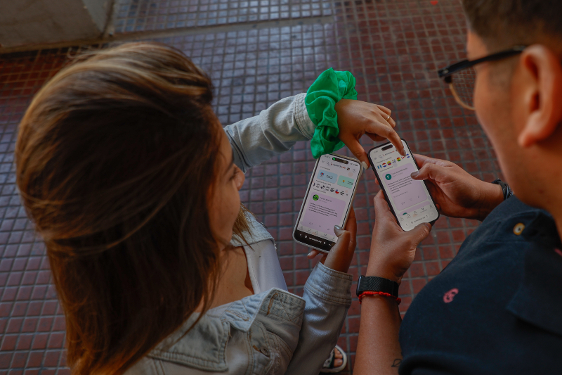 Dos docentes usando la plataforma AprendoLavb.